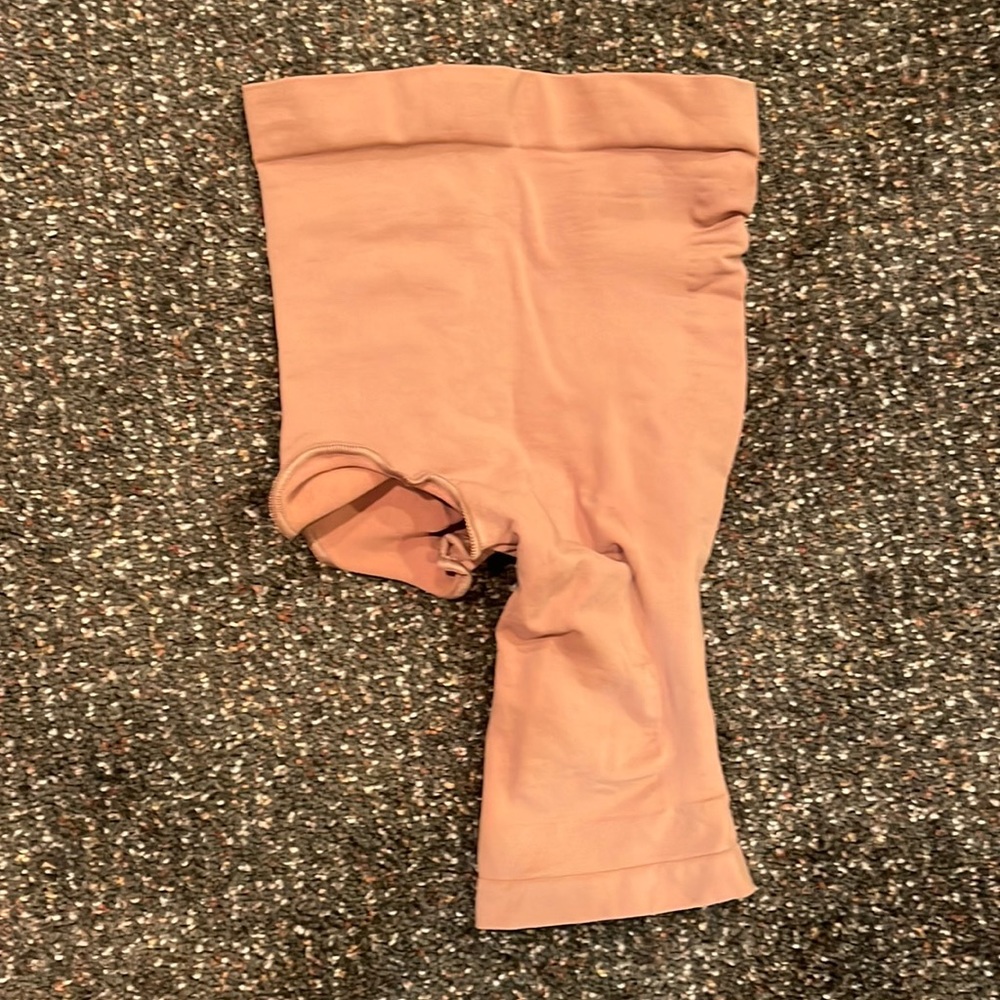 SKIMS The Solution Short #2 (right leg exposed)